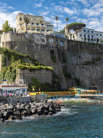 Italien, Kampanien, Sorrento, Steilküste und Hotels, lizenzfreies Stockfoto