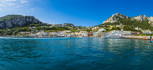 Italien, Kampanien, Golf von Neapel, Capri, Panoramablick auf Marina Grande - AMF06412