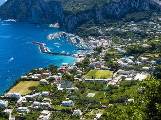 Italien, Kampanien, Golf von Neapel, Blick auf Capri - AMF06416