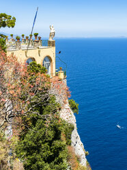 Italien, Kampanien, Capri, Golf von Neapel, Blick auf Restaurant und Terrasse mit Statue - AMF06417