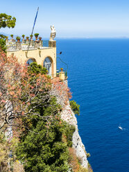 Italy, Campania, Capri, Gulf of Naples, View to restaurant and terrace with statue - AMF06417