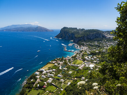 Italien, Kampanien, Golf von Neapel, Blick auf Capri - AMF06419