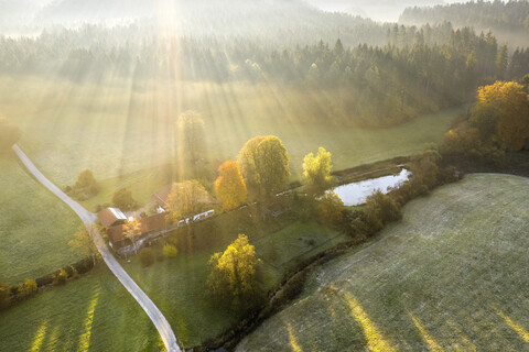 Deutschland, Bayern, Luftaufnahme des Kirchseebachs und der Pelletsmühle, Sonnenlicht und Morgennebel, lizenzfreies Stockfoto