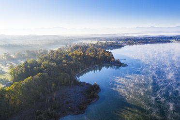 Deutschland, Bayern, Oberbayern, Fuenfseenland, St. Heinrich bei Münsing, Luftbild des Starnberger Sees und Morgennebel - SIEF08215