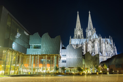 Deutschland, Köln, Blick auf das beleuchtete Museum Ludwig und den Kölner Dom bei Nacht, lizenzfreies Stockfoto