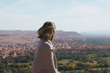 Seitenansicht einer Frau, die auf einem Berg stehend die Aussicht gegen den Himmel betrachtet - CAVF60488