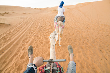 Freunde reiten auf Kamelen in der Wüste von Merzouga - CAVF60502