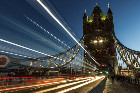 Blick auf die Lichtspuren an der Tower Bridge bei klarem Himmel in der Nacht - CAVF60626