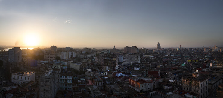 Panoramablick auf Gebäude in der Stadt mit El Capitolio gegen den Himmel bei Sonnenuntergang - CAVF60634