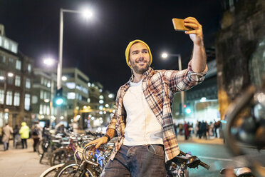 UK, London, Mann macht ein Selfie beim nächtlichen Pendeln in der Stadt - WPEF01210