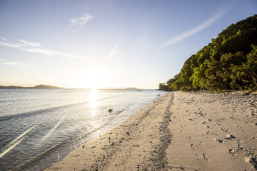 Philippinen, Palawan, Linapacan, leerer Strand bei Sonnenuntergang - DAWF00774