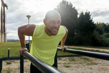 Muskulöser Mann beim Sport im Freien - MGOF03843