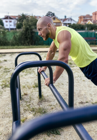 Muskulöser Mann beim Sport im Freien, lizenzfreies Stockfoto