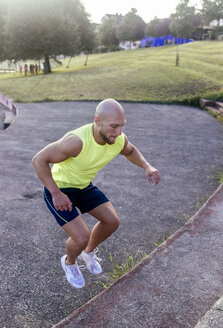 Muscular man exercising outdoors - MGOF03857