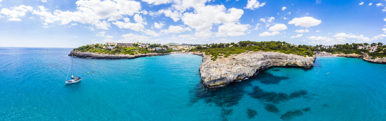Spanien, Balearen, Mallorca, Porto Cristo Novo, Luftaufnahme von Cala Mendia, Naturhafen - AMF06433