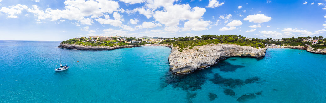 Spanien, Balearen, Mallorca, Porto Cristo Novo, Luftaufnahme von Cala Mendia, Naturhafen - AMF06433