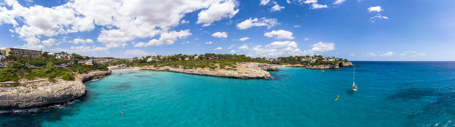 Spanien, Balearen, Mallorca, Porto Cristo Novo, Luftaufnahme von Cala Mendia, Naturhafen - AMF06434