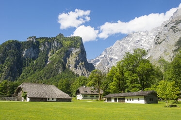 Deutschland, Bayern, Oberbayern, Berchtesgadener Alpen, Nationalpark Berchtesgaden, Watzmann hinter Bauernhöfen - RUNF00406