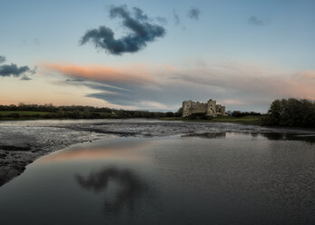 Vereinigtes Königreich, Wales, Pembrokeshire, Carew Castle und Carew River in the evening - ALRF01367