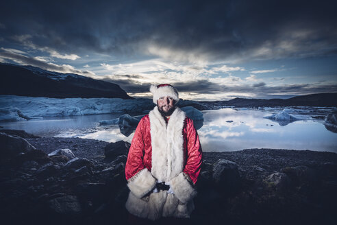 Island, Porträt des Weihnachtsmanns vor einem Gletscher - OCMF00177