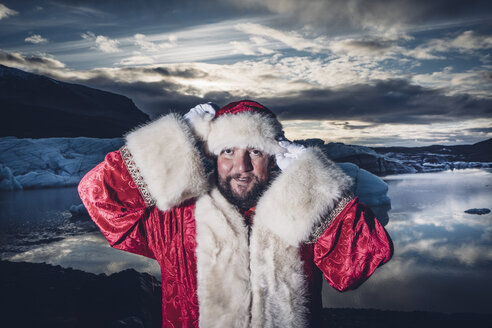Island, Porträt des Weihnachtsmanns vor einem Gletscher - OCMF00178
