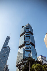 Hongkong, Causeway Bay, Victoria Park, moderne Wolkenkratzer unter blauem Himmel - DAWF00778