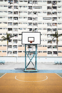 Hongkong, Choi Hung, Basketballplatz vor einem Wohnblock - DAWF00788