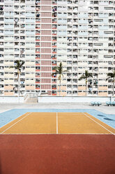 Hongkong, Choi Hung, Sportplatz vor einem Wohnblock - DAWF00789