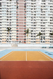 Hongkong, Choi Hung, Sportplatz vor einem Wohnblock - DAWF00789