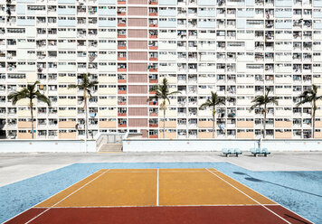 Hongkong, Choi Hung, Sportplatz vor einem Wohnblock - DAWF00790