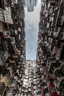 Hongkong, Quarry Bay, Wohnblocks im Kontrast zu modernen Wolkenkratzern - DAWF00801