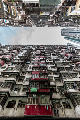 Hongkong, Quarry Bay, Wohnblocks im Kontrast zu modernen Wolkenkratzern - DAWF00804