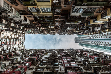 Hongkong, Quarry Bay, Wohnblocks im Kontrast zu modernen Wolkenkratzern - DAWF00805