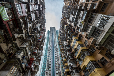 Hongkong, Quarry Bay, Wohnblocks im Kontrast zu modernen Wolkenkratzern - DAWF00806