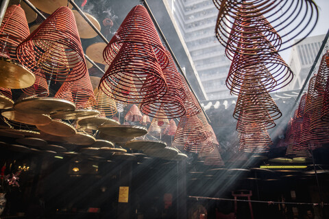 Hongkong, Yau Ma Tei, Tin-Hau-Tempel, Weihrauchspiralen im Lichtstrahl, lizenzfreies Stockfoto