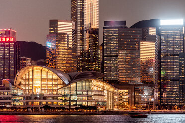 Hongkong, Tsim Sha Tsui, Stadtbild in der Abenddämmerung - DAWF00817