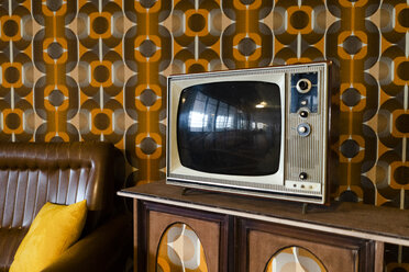 Fernsehgerät in einem Vintage-Wohnzimmer - GIOF05150