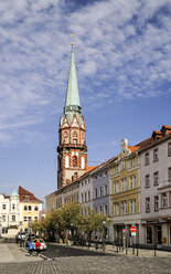 Deutschland, Sachsen, Löbau, Altmarkt, im Hintergrund die St. Nikolauskirche - BTF00506