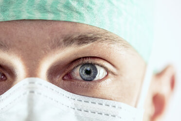 Chirurgin mit blauen Augen, Nahaufnahme - DAWF00827