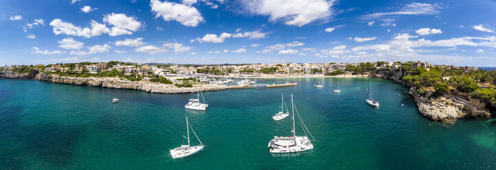 Spanien, Balearische Inseln, Porto Cristo, Panorama von Yachten in Küstennähe im Sommer - AMF06438