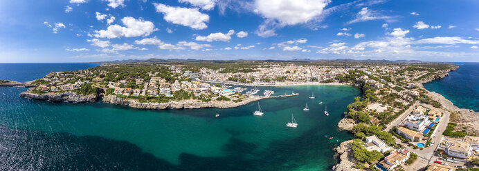 Spanien, Balearische Inseln, Porto Cristo, Panorama der Küstenstadt im Sommer - AMF06439