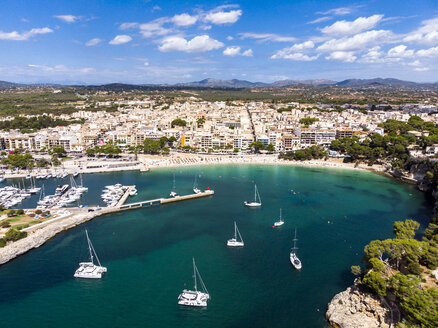 Spanien, Balearische Inseln, Porto Cristo, Luftaufnahme der natürlichen Bucht der Küstenstadt im Sommer - AMF06440