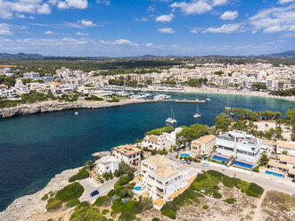 Spanien, Balearische Inseln, Porto Cristo, Luftaufnahme der natürlichen Bucht der Küstenstadt im Sommer - AMF06441