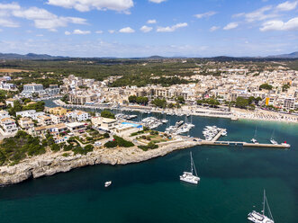 Spanien, Balearische Inseln, Porto Cristo, Luftaufnahme der natürlichen Bucht der Küstenstadt im Sommer - AMF06442