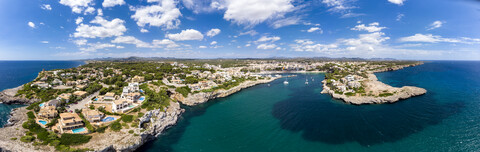 Spanien, Balearische Inseln, Porto Cristo, Panorama der Küstenstadt im Sommer, lizenzfreies Stockfoto