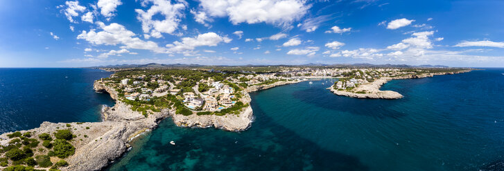 Spanien, Balearische Inseln, Porto Cristo, Panorama der Küstenstadt im Sommer - AMF06444