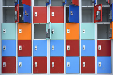 Rows of locker with doors in different colours - AXF00808