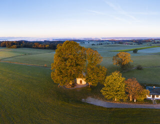 Deutschland, Oberbayern, Luftaufnahme der Maria-Dank-Kapelle auf dem Fürstenberg, im Hintergrund der Starnberger See - SIEF08233