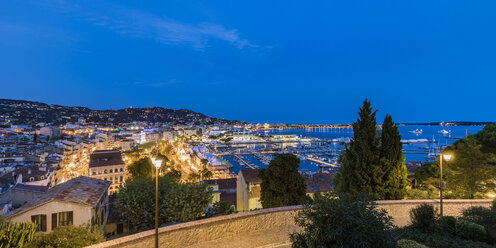 Frankreich, Provence-Alpes-Cote d'Azur, Cannes, Blick von der Altstadt auf den Yachthafen am Abend - WDF04924