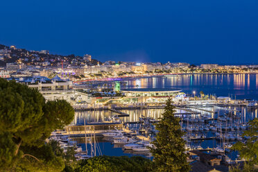 Frankreich, Provence-Alpes-Cote d'Azur, Cannes, Yachthafen und Boulevard de la Croisette am Abend - WDF04925